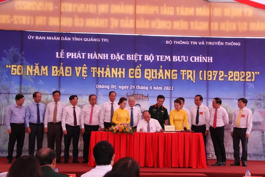Chủ tịch nước ký, đóng dấu phát hành bộ tem “50 năm bảo vệ Thành Cổ Quảng Trị (1972 – 2022)”  ảnh 3