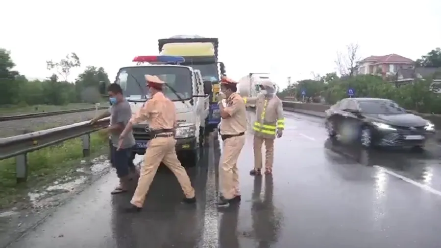 Cảnh sát điều tra Công an tỉnh Quảng Trị vào cuộc vụ tài xế tố bị CSGT đánh ảnh 1