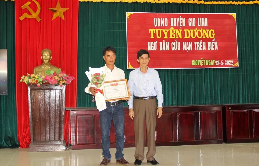 4 ngư dân dũng cảm lao xuống biển cứu 6 thuyền viên gặp nạn ảnh 1