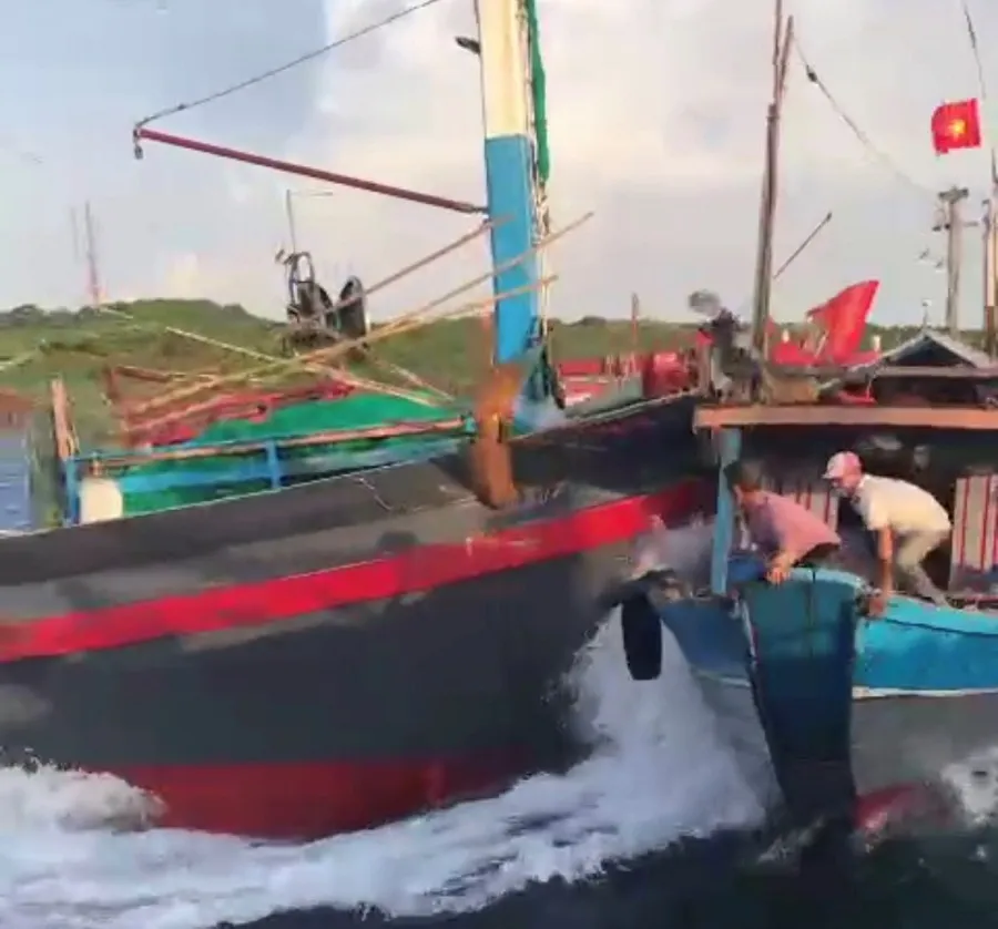Mâu thuẫn khi hành nghề, tàu cá tông chìm tàu bạn ảnh 1