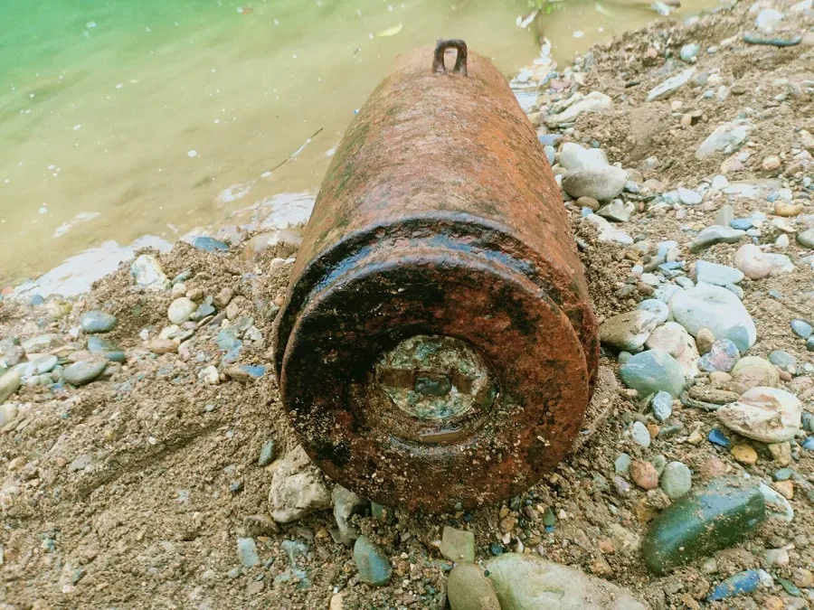 Quảng Trị: Phát hiện quả bom 227kg nằm lộ thiên ở bờ sông ảnh 1