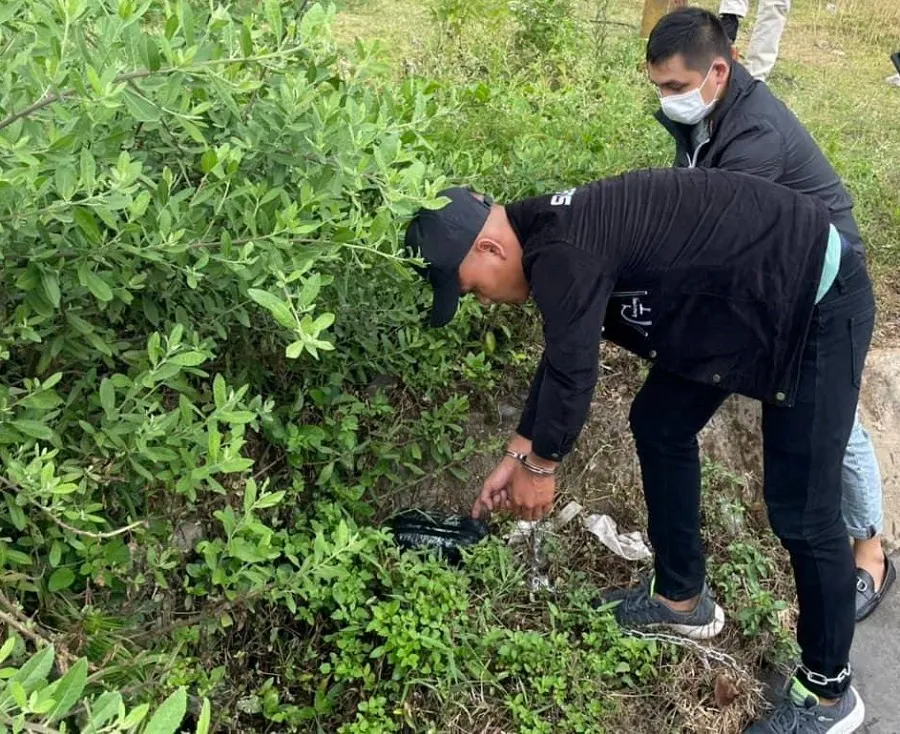 Thanh niên vứt 12.000 viên ma túy xuống đường khi bị công an phát hiện ảnh 1