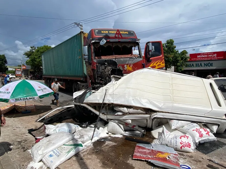 Ô tô đối đầu xe container, một người tử vong  ảnh 1
