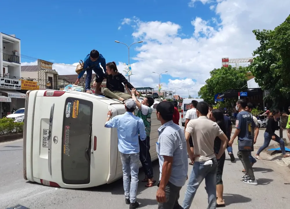 Giải cứu 14 người đi xe khách biển số Lào bị lật trên Quốc lộ 9 ảnh 1