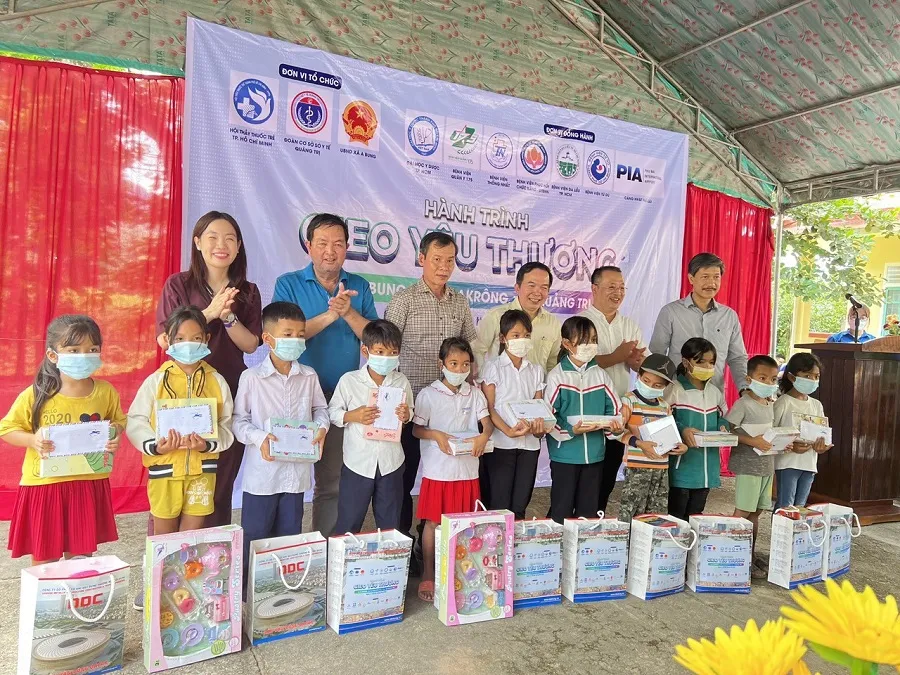 Khám và cấp thuốc miễn phí cho gần 400 người dân huyện miền núi Quảng Trị ảnh 2