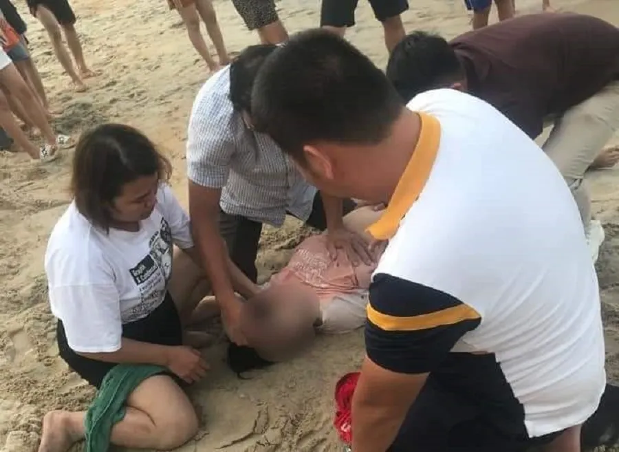 7 người hợp lực kịp thời cứu cô gái bị đuối nước ở biển Cửa Tùng ảnh 1
