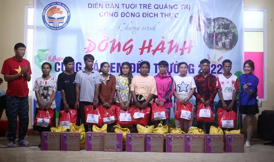 Miệt mài tiếp sức học sinh vùng khó đến trường ảnh 3