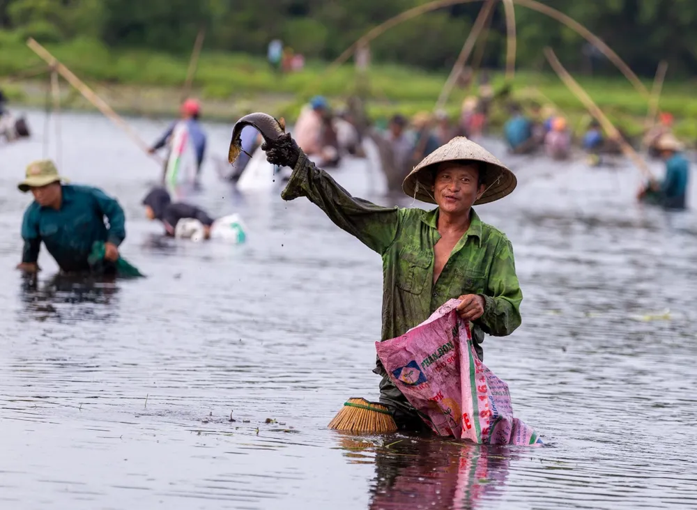 Hàng trăm người bì bõm lội bùn bắt cá ngày hội “phá trằm” ảnh 5