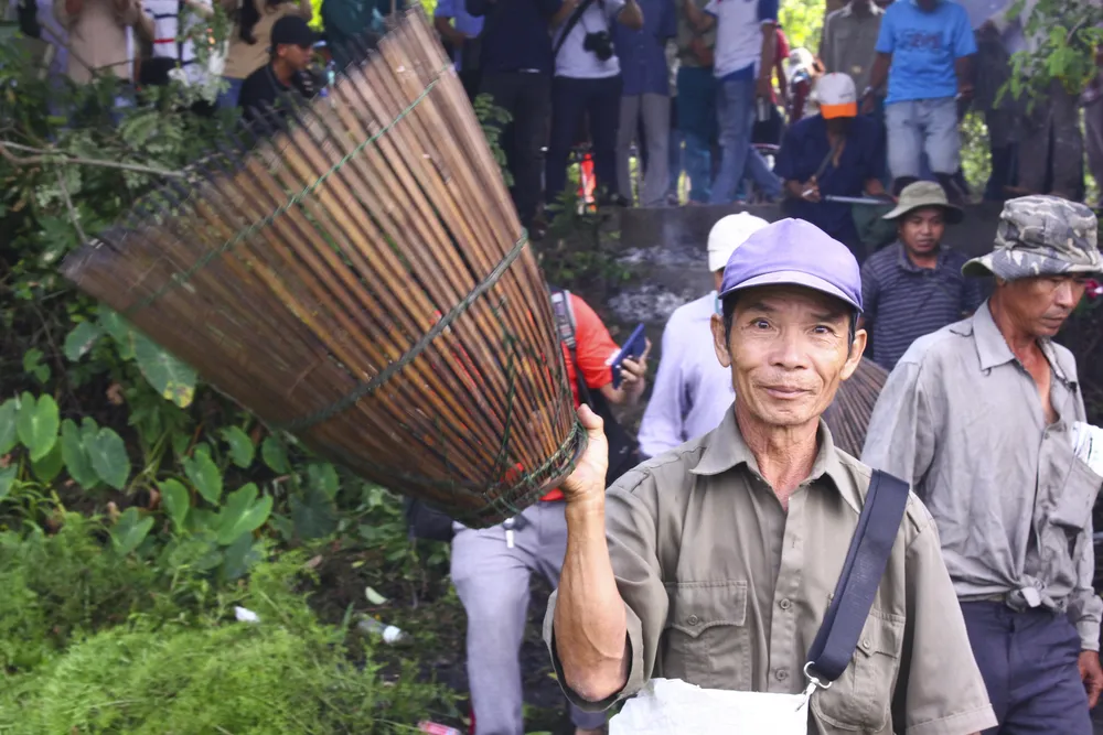 Hàng trăm người bì bõm lội bùn bắt cá ngày hội “phá trằm” ảnh 3