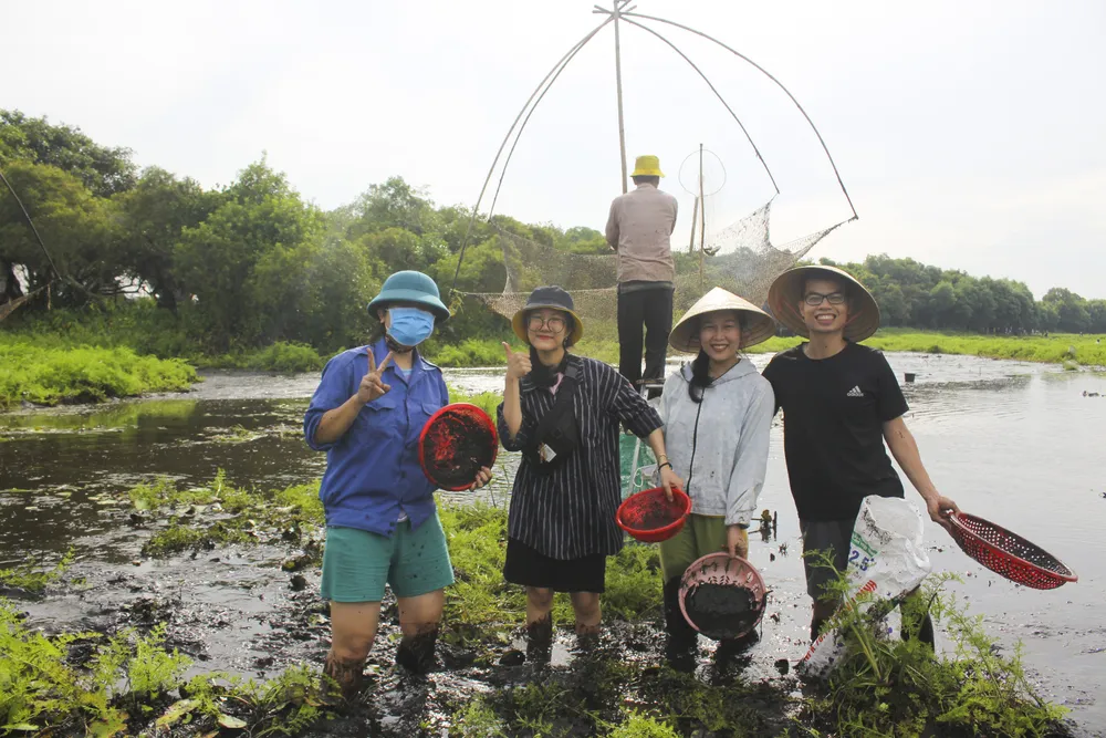 Hàng trăm người bì bõm lội bùn bắt cá ngày hội “phá trằm” ảnh 7