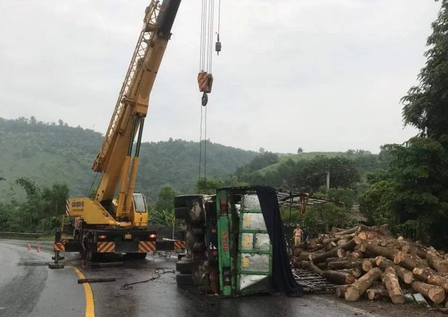 Quảng Trị: Xe ô tô mất lái, 2 người thương vong ảnh 1