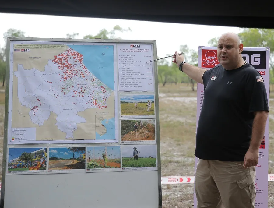 Thứ trưởng Bộ Ngoại giao Hoa Kỳ thăm hiện trường xử lý bom mìn tại Quảng Trị ảnh 2