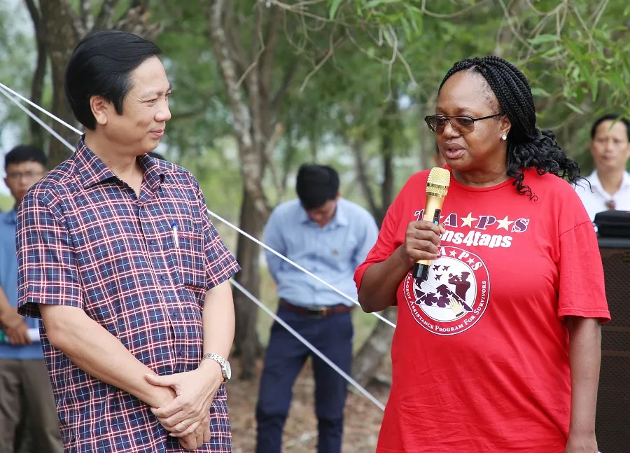 Thứ trưởng Bộ Ngoại giao Hoa Kỳ thăm hiện trường xử lý bom mìn tại Quảng Trị ảnh 1