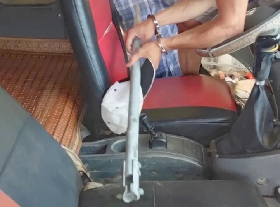 Đứng xin đi nhờ xe bên đường, người đàn ông bị đánh nhập viện ảnh 1