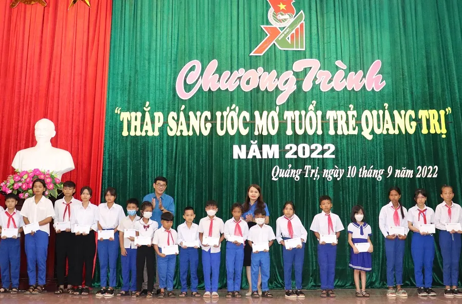 Trao học bổng “Thắp sáng ước mơ tuổi trẻ Quảng Trị” cho học sinh có hoàn cảnh khó khăn ảnh 1