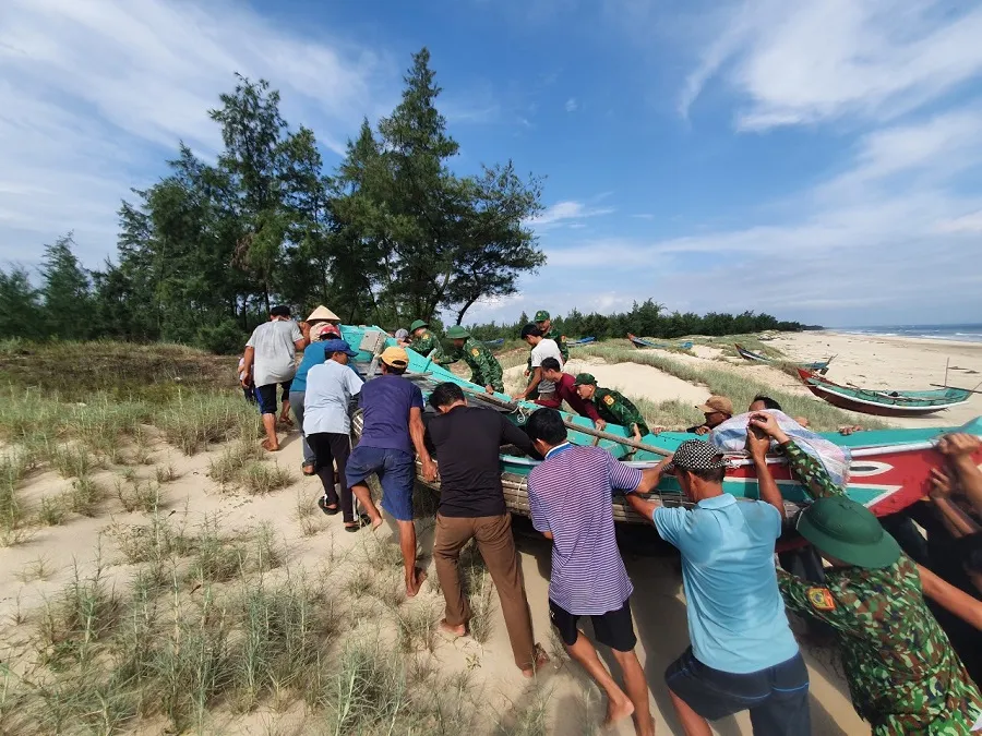 Bão số 4 có xu hướng mạnh thêm trong 24 giờ tới ảnh 17