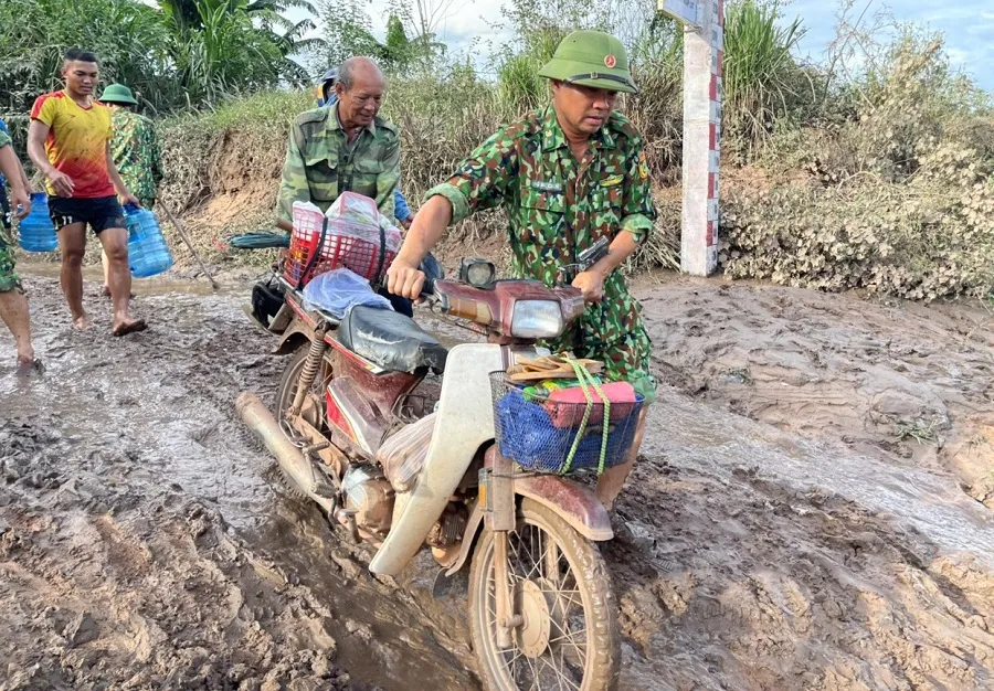 Quảng Trị: Bộ đội Biên phòng giúp dân dựng lại nhà, dọn bùn sau mưa bão ảnh 6