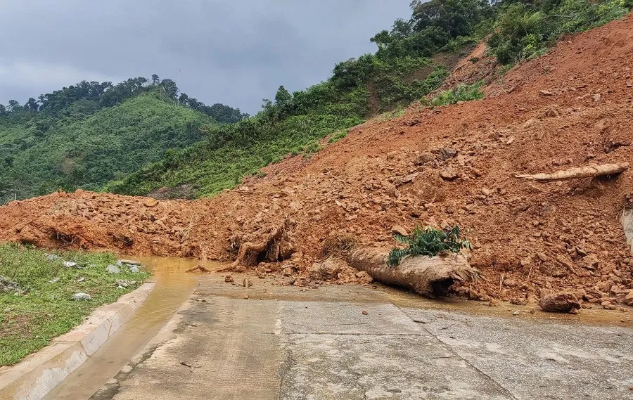 Ngày 11-10, nhiều nơi vẫn còn ngập, lũ rút chậm, sạt lở nghiêm trọng ảnh 14