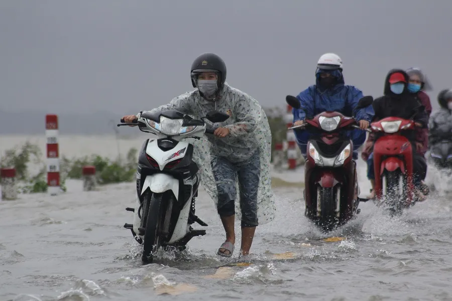 Quảng Trị: Vùng “rốn lũ” ngập sâu trong nước ảnh 8