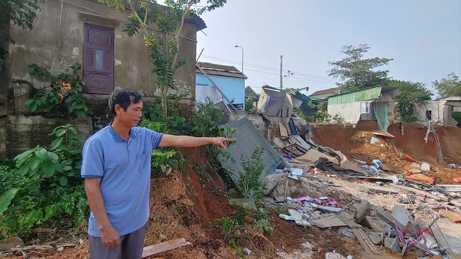 Hiện trường vụ sạt lở khiến 3 nhà đổ sập, 1 người tử vong ảnh 4