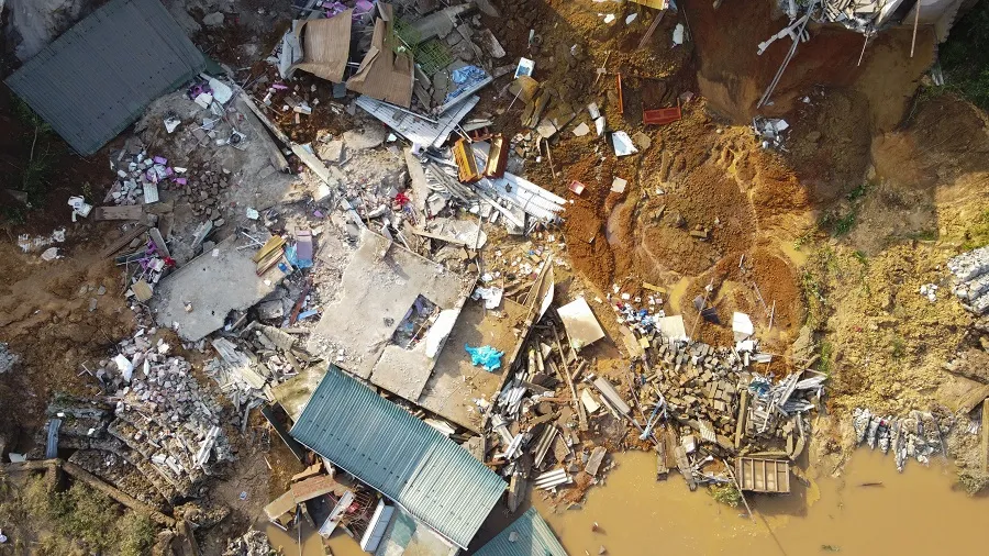 Hiện trường vụ sạt lở khiến 3 nhà đổ sập, 1 người tử vong ảnh 2