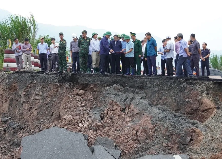 Phó Thủ tướng Lê Văn Thành kiểm tra công tác khắc phục hậu quả mưa lũ tại Quảng Trị ảnh 1