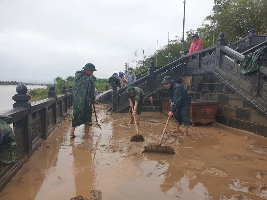 Quảng Trị: Huy động lực lượng dọn bùn sau khi nước lũ rút ở di tích quốc gia đặc biệt ảnh 5