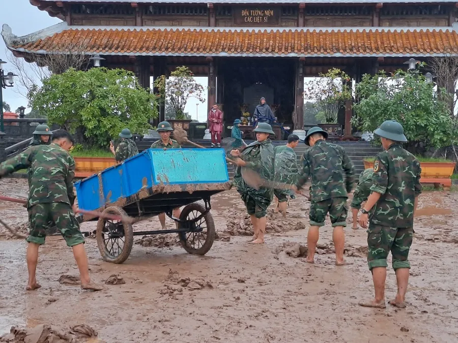Quảng Trị: Huy động lực lượng dọn bùn sau khi nước lũ rút ở di tích quốc gia đặc biệt ảnh 6