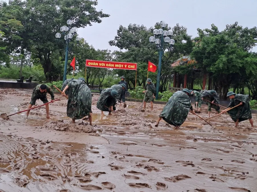 Quảng Trị: Huy động lực lượng dọn bùn sau khi nước lũ rút ở di tích quốc gia đặc biệt ảnh 7