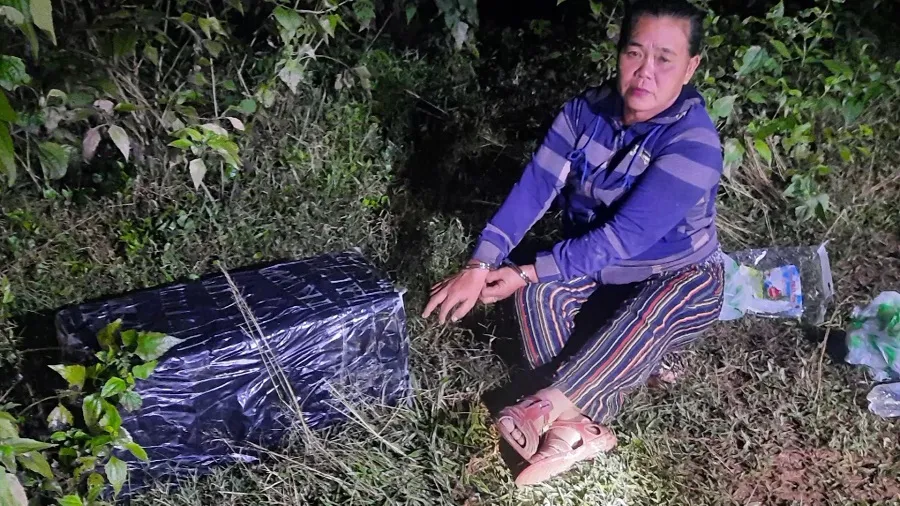 Bắt giữ 2 đối tượng vận chuyển hơn 100kg pháo trái phép qua biên giới  ảnh 1