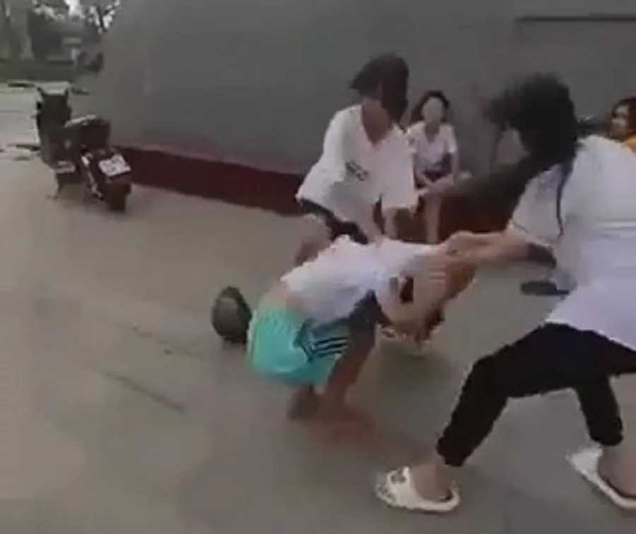 Quảng Trị: Nữ sinh bị bạn cùng trường đánh, lột áo quần ảnh 2