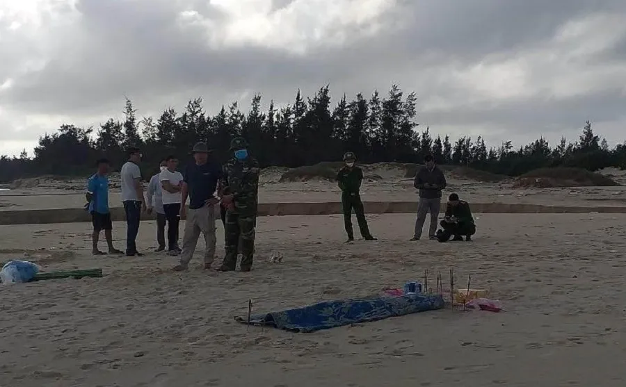 Phát hiện thi thể nam không còn nguyên vẹn ở bờ biển Quảng Trị ảnh 1