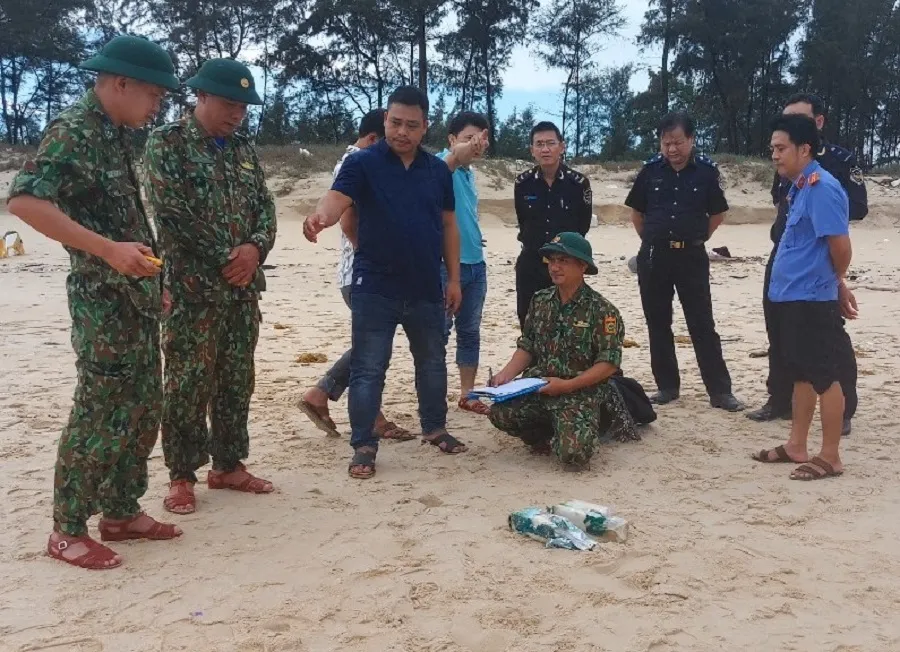 Quảng Trị liên tiếp phát hiện nhiều gói nghi ma túy trôi dạt từ biển ảnh 1