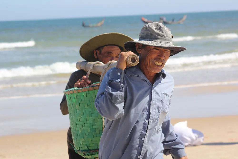 Ngư dân rẽ sóng “săn” hàng tấn ruốc biển mỗi ngày ảnh 9