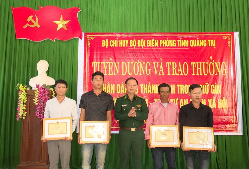 Khen thưởng nhiều ngư dân phát hiện vật nghi là ma túy trôi dạt trên biển ảnh 1