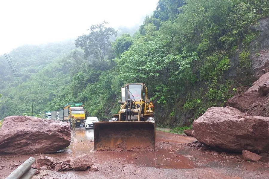 Khắc phục điểm đá lở trên đường Hồ Chí Minh nhánh Tây ảnh 1