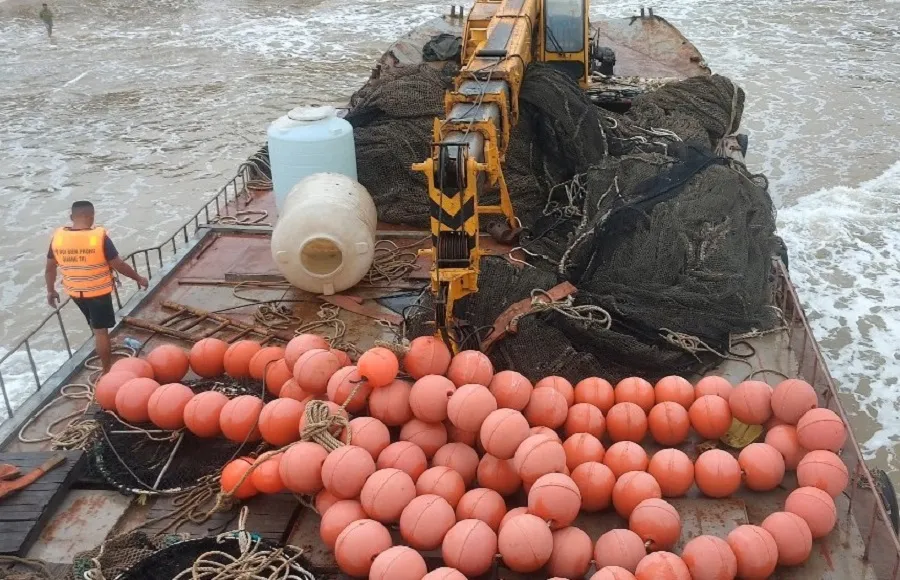 Bên trong tàu sắt không có người trôi dạt bờ biển Quảng Trị ảnh 4