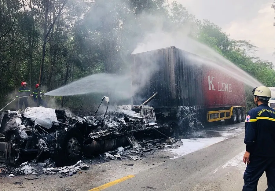 Quảng Trị: Xe đầu kéo bốc cháy dữ dội khi đang lưu thông ảnh 1
