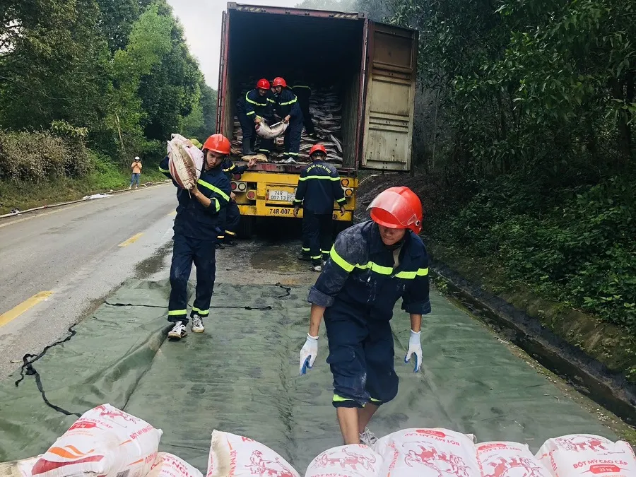 Quảng Trị: Xe đầu kéo bốc cháy dữ dội khi đang lưu thông ảnh 2