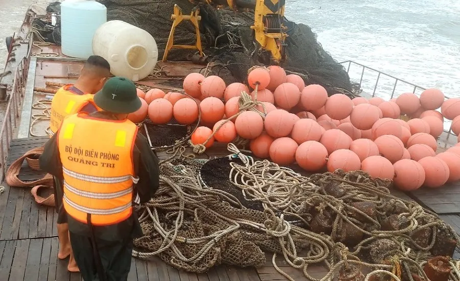 Bên trong tàu sắt không có người trôi dạt bờ biển Quảng Trị ảnh 5