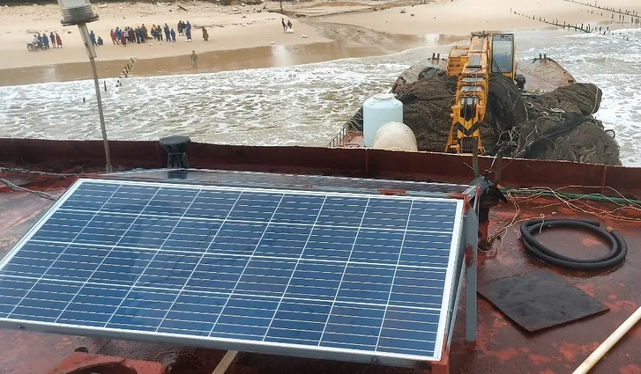 Bên trong tàu sắt không có người trôi dạt bờ biển Quảng Trị ảnh 8