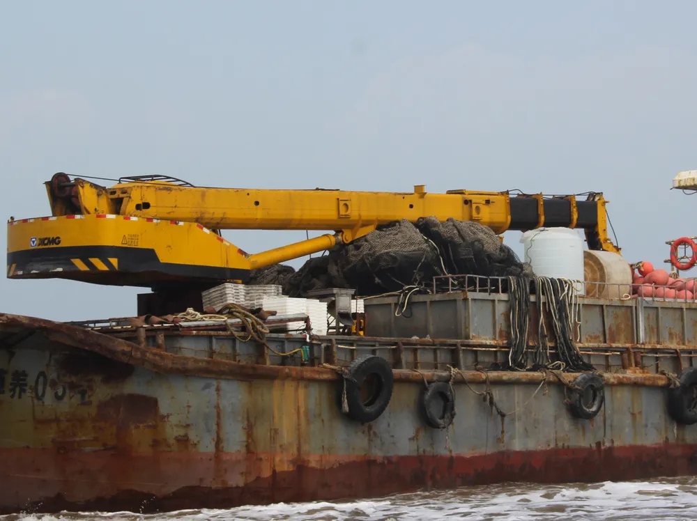 Bên trong tàu sắt không có người trôi dạt bờ biển Quảng Trị ảnh 3