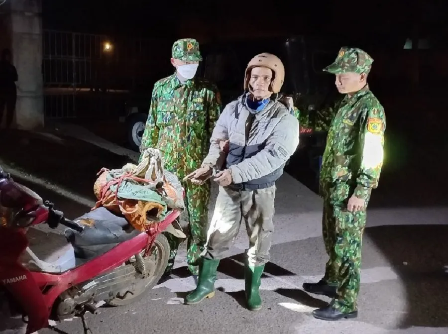 Phát hiện người đàn ông giấu thuốc nổ và đạn quân dụng trong vườn nhà  ảnh 1