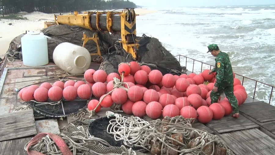 Tàu sắt trôi dạt vào bờ biển Quảng Trị, xử lý cách nào? ảnh 2