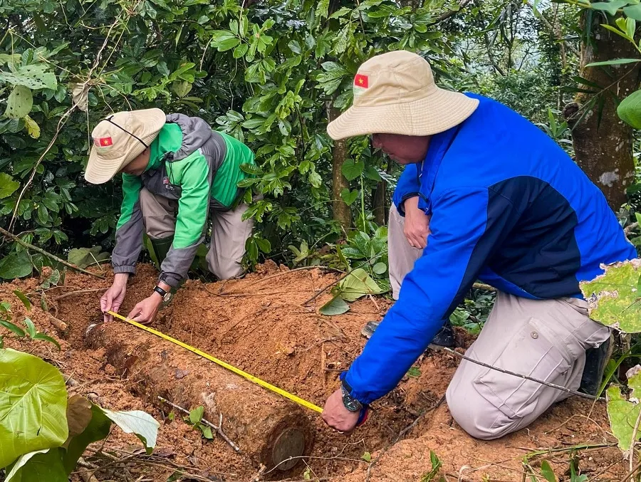 Quảng Trị: Tá hỏa phát hiện quả bom khi làm rẫy ảnh 1