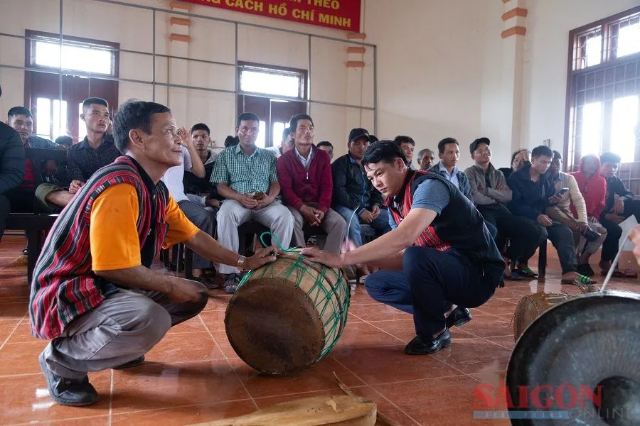 Nhạc cụ truyền thống của người Vân Kiều và Pa Kô gồm cồng, chiêng, trống, khèn bè, đàn môi, đàn ta lư, thanh la, tù và, ta ngát và được sử dụng trong nhiều lễ hội, đời sống hàng ngày như lễ mừng lúa mới, đâm trâu, a riêu ping,…