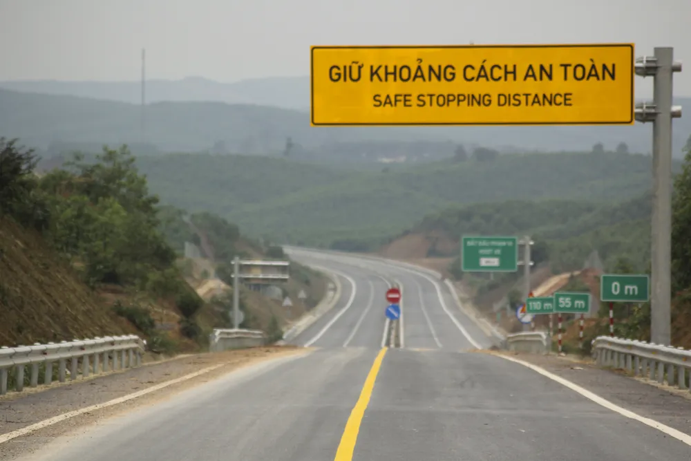 Hệ thống biển báo trên tuyến cao tốc Cam Lộ - La Sơn đoạn qua tỉnh Quảng Trị