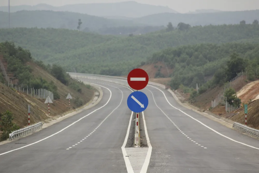 Hệ thống biển báo trên tuyến cao tốc Cam Lộ - La Sơn đoạn qua tỉnh Quảng Trị