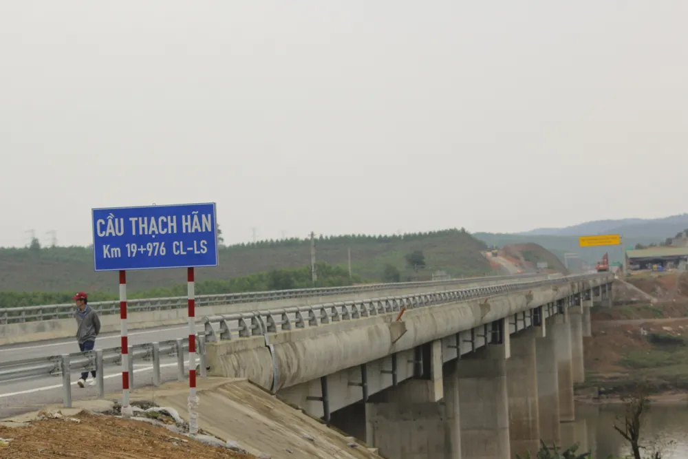 Theo Ban Quản lý Dự án đường Hồ Chí Minh, công trình tuyến chính dự án cao tốc Cam Lộ - La Sơn đã hoàn thành. Hiện, đơn vị thi công đang gấp rút hoàn thiện các hạng mục phụ trợ để ngày 31-12 sẽ tổ chức lễ khánh thành, thông xe tuyến chính và đưa vào khai thác.