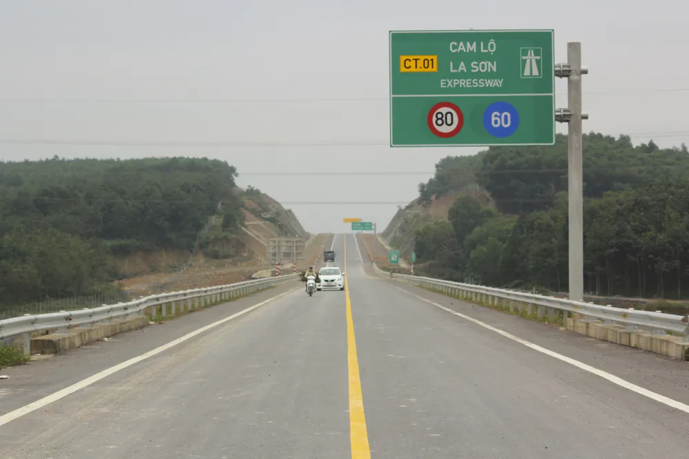 Điểm đầu giao với Quốc lộ 9 (thuộc địa phận xã Cam Hiếu, huyện Cam Lộ, tỉnh Quảng Trị) và điểm cuối nối vào cao tốc La Sơn - Túy Loan thuộc xã Lộc Sơn, huyện Phú Lộc (tỉnh Thừa Thiên Huế).